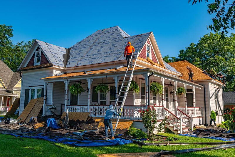 Techadores reemplazando el techo de una casa histórica