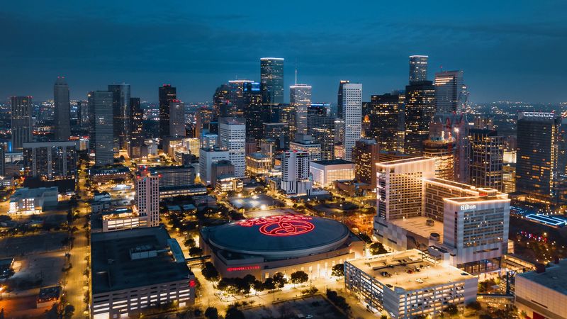 Trung tâm Houston lúc chạng vạng, với Toyota Center ở phía trước